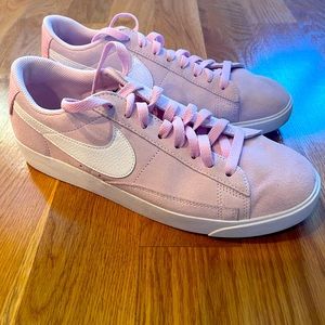 Nike women’s sneakers 👟 worn 1️⃣ time!